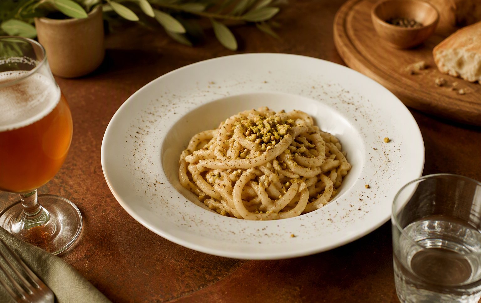 Pici cacio e pepe con granella di pistacchi
